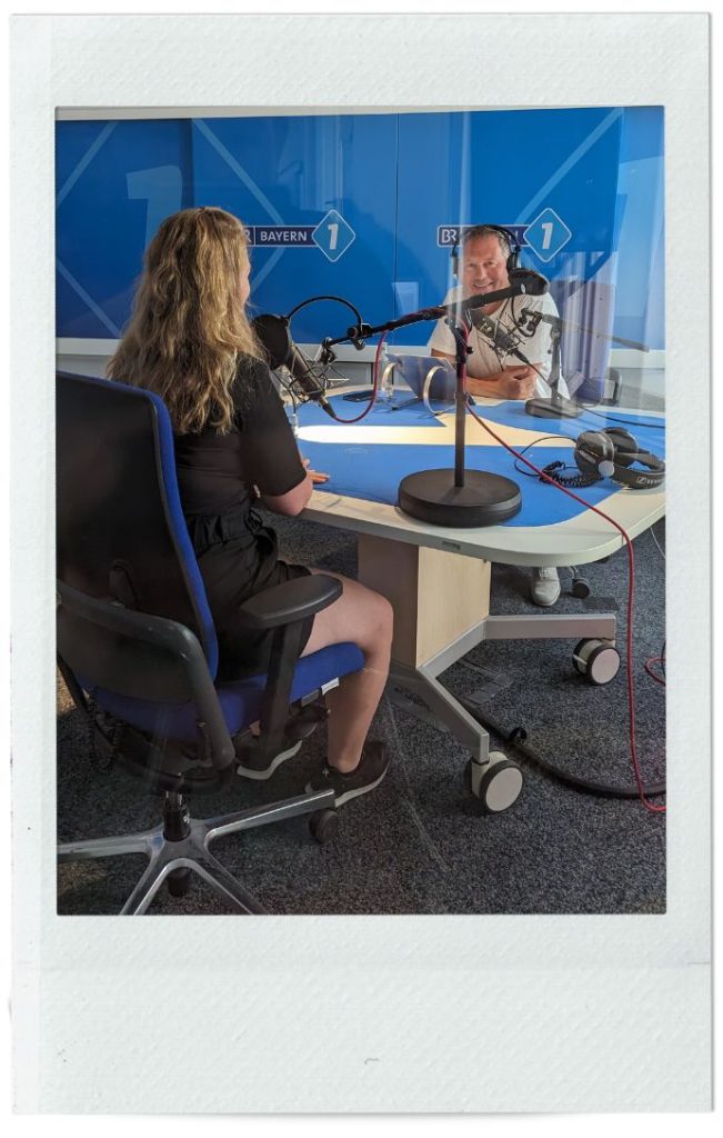 Vanessa Lindner und Thorsten Otto bei der Aufzeichnung im Funkhaus des Bayerischen Rundfunks für den Bayern1-Podcast "Die Blaue Couch".